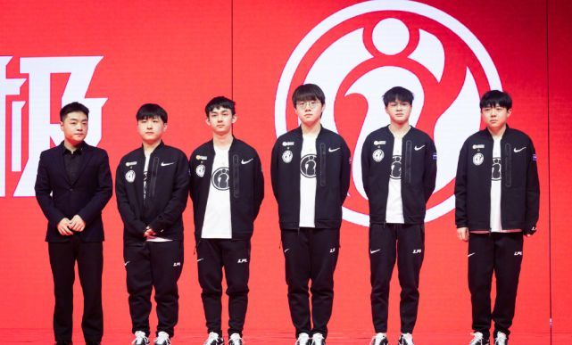 他向管理层 他向管理层