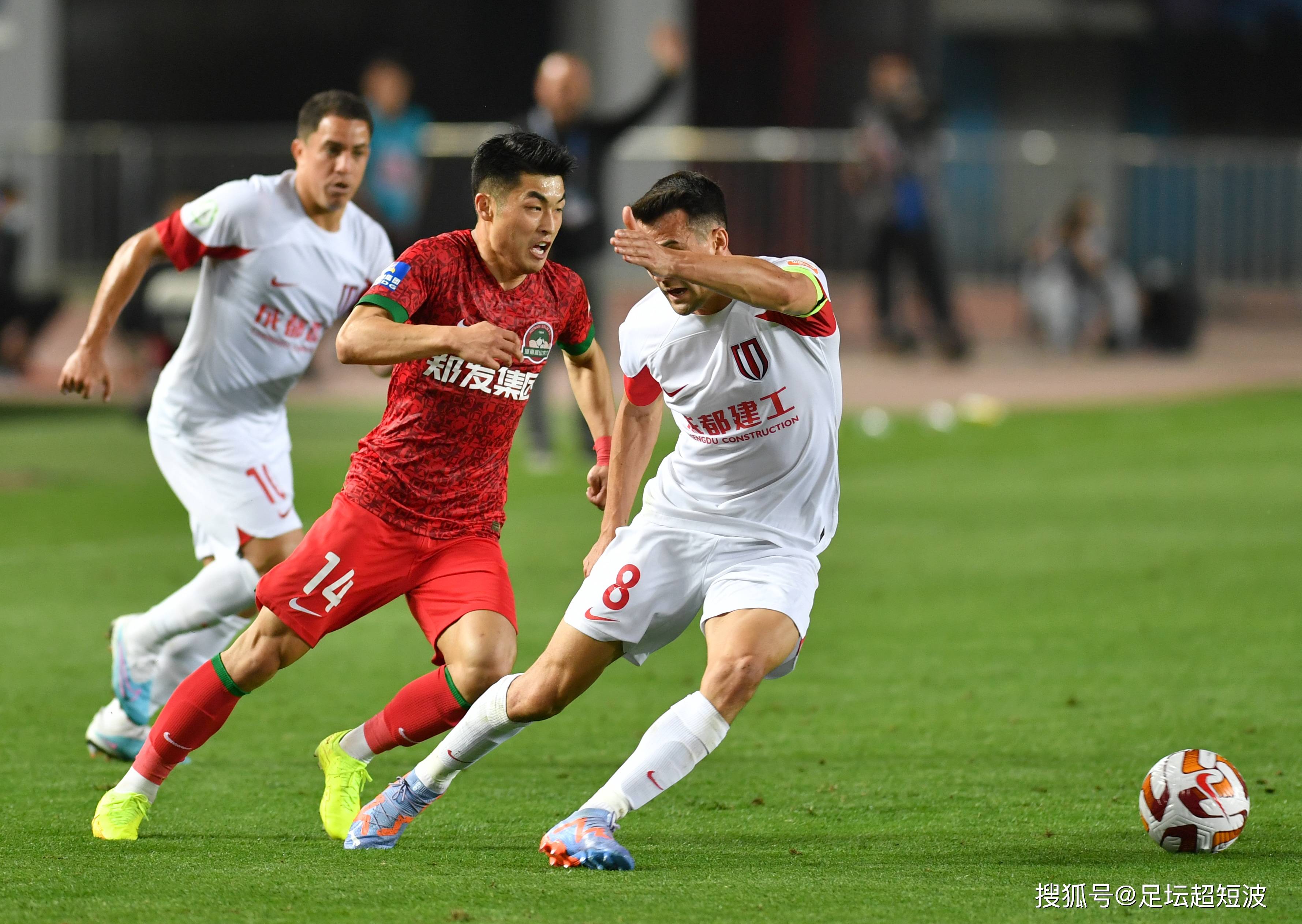 一众年轻竞 一众年轻竞